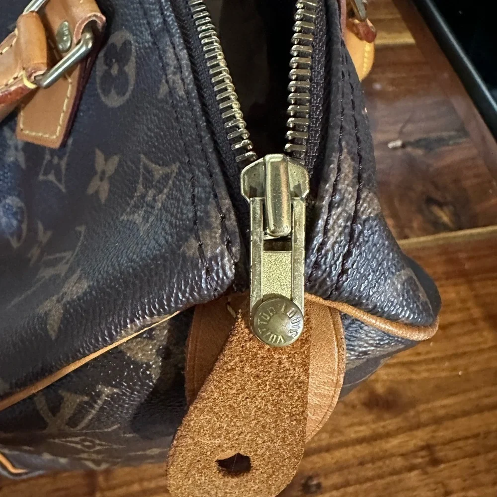 - Louis Vuitton authentic Speedy 30 vintage. With COA
